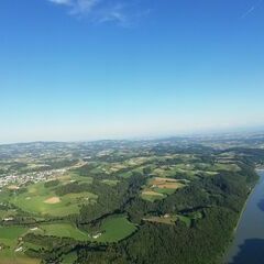Flugwegposition um 17:04:58: Aufgenommen in der Nähe von Gemeinde St. Martin im Mühlkreis, Österreich in 911 Meter